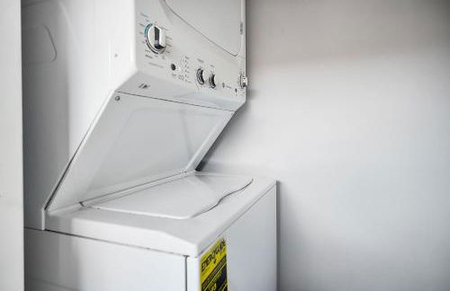 Vacay Spot Happy Escape 15 Min Beach Massage Shower Prime LOC! 6 blocks away from Bars, Nite Clubs, Res, Shops - Photo 24