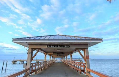 Inviting condo with an outdoor pool, washer/dryer, & AC - near the beach - Foto 25