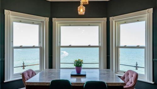 Luxury Penthouse Retreat with Epic Ocean Views & Log Burner - Foto 2