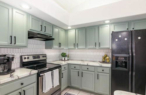 Spacious Luxury Pool Home Oasis - 8mi to Airport - Foto 22