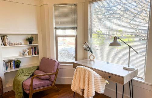 Bright, Modern & Artsy Space - Photo 11