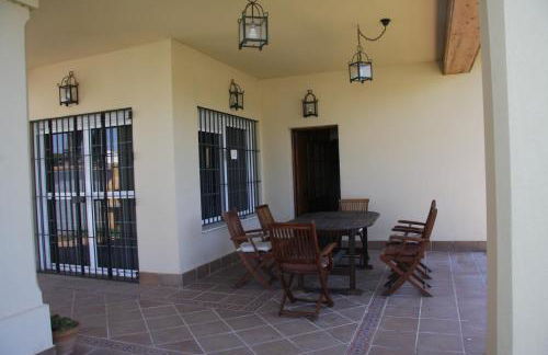 Moderno y amplio chalet, con piscina privada - Foto 8