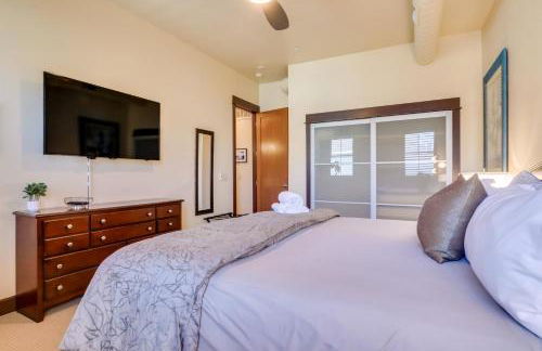 Walk Downtown Stunning Condo with Attached Garage - Foto 15