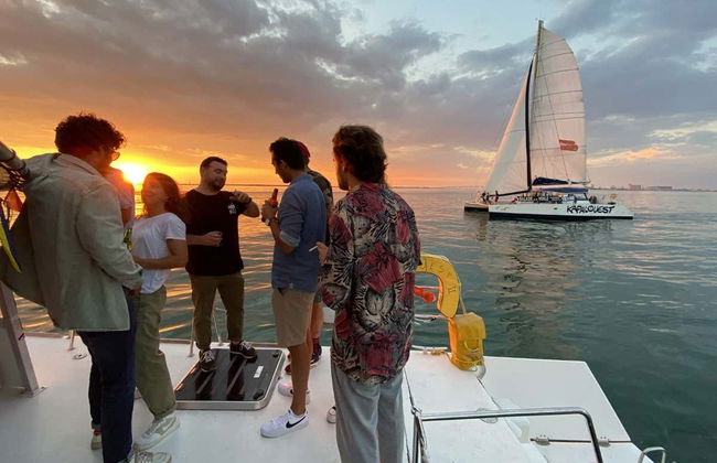 Passeio de catamarã ao entardecer - Foto 6