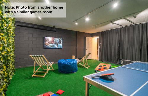 Stylish Villa Retreat with Pool - Photo 35