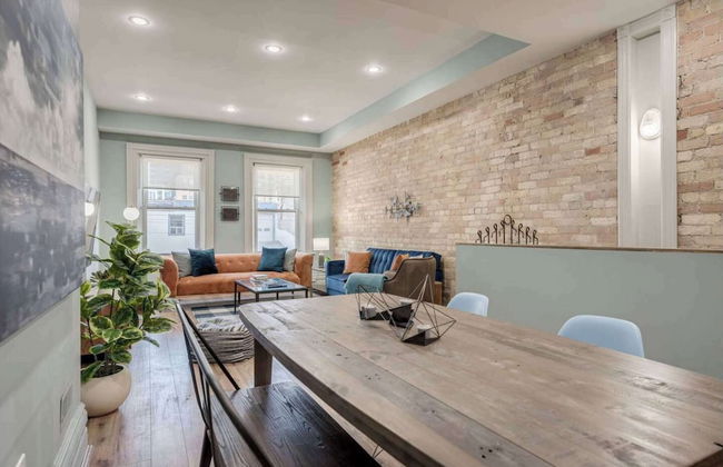 Casa Queen East Jaw Dropping 3BR Suite - Photo 20