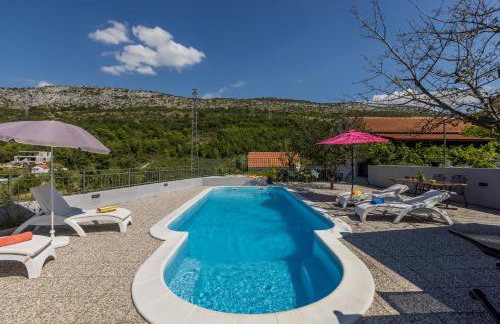 JOVI-relaxing, fenced, private, heated pool & view - Photo 65