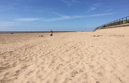 #94 Lux Crosby Gardens Apartment - 10 mins to Crosby Beach - Sleeps 4 - " Perfect for Business travelers and Small Families - Free Parking" - Foto 2