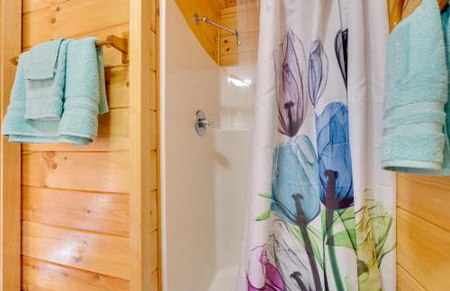 Secluded Cross Creek Cabin with Deck and Fire Pit! - Foto 13