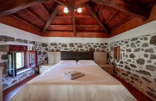 Villa & Stone House with Pool, 10 Mins to Skala Eressos Beach - Foto 14