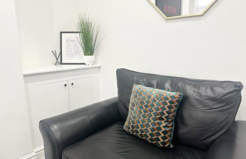 Central Location Liverpool, Modern Home, 4 BR, Sleeps 9, Free Parking - Foto 55