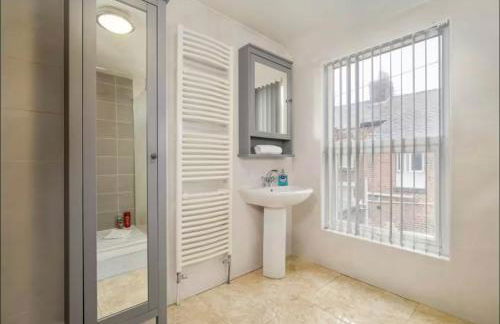 The Red Retreat, 7 Beds, Garden, Free Parking, Contractors, Fast Wifi, Smart TV - Foto 16