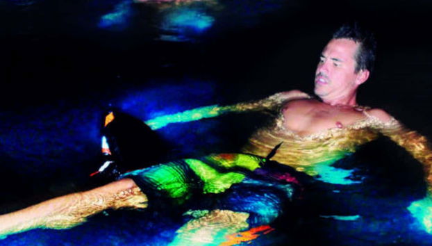 Nuotando nella laguna bioluminescente