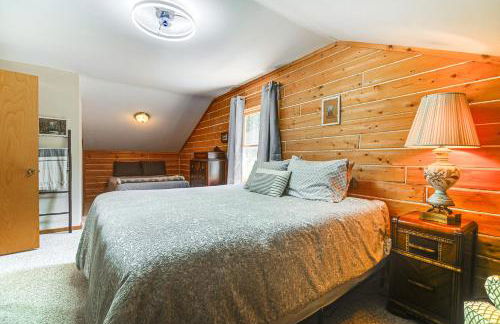 1 Mi to Rangeley Lake Cabin with Wraparound Deck! - Foto 13