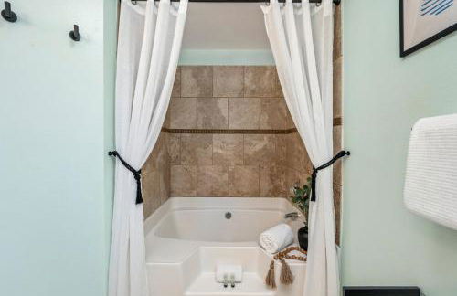 Beautiful Pet Friendly Home! Tropical Pool, Optional Golf Cart & Pool Heat, Minutes to Beach - Foto 29