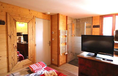 Charming Chalet w/ Mountain & Slope Views, Jacuzzi - Foto 22