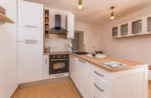 The Grandfather's courtyard villa with heated pool - Foto 17