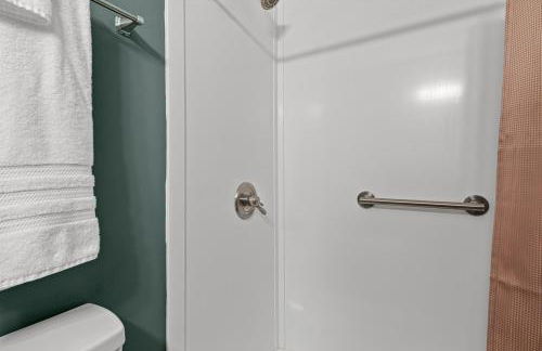 Fun & Funky Asheville Home with Pool Table, Darts - Foto 26