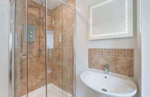 Stylish 3 Bedroom with Balcony and Amazing View - Photo 18