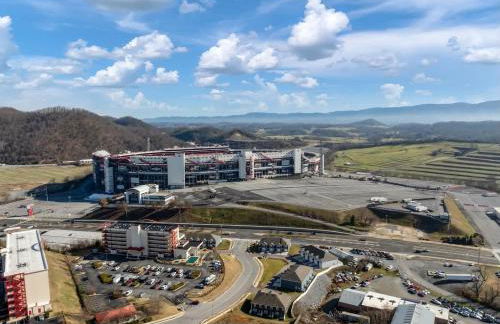 Stylish 3BR Getaway across Bristol Speedway - Foto 6