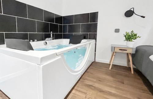 Balnéo privée & cinéma XXL - Logement premium à Tourcoing - Foto 14