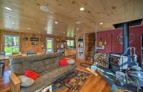 BBQ Ready Lakeside Milford Home with Paddleboat - Foto 5