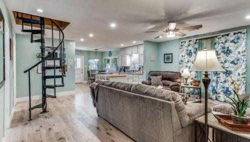Stockyards! Less than 3 mins-Sleeps 8 -Gable House - Foto 1
