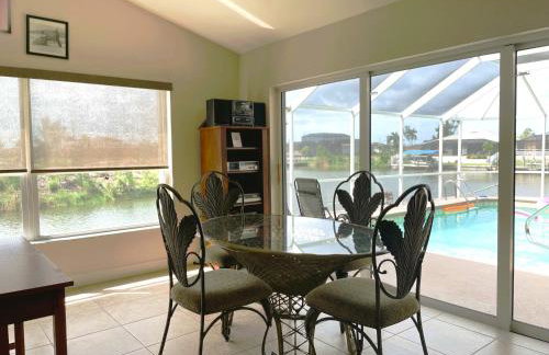 Relax with nature in our Waterfront 4 bedroom -HEATED POOL HOME-KING BED - Foto 8