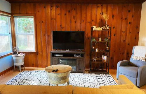 Cozy King Bed Cabin Fireplace - Photo 5