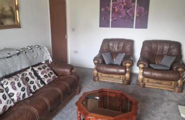 Family-Friendly Detached House Near Leeds and Bradford with Garden - Foto 1