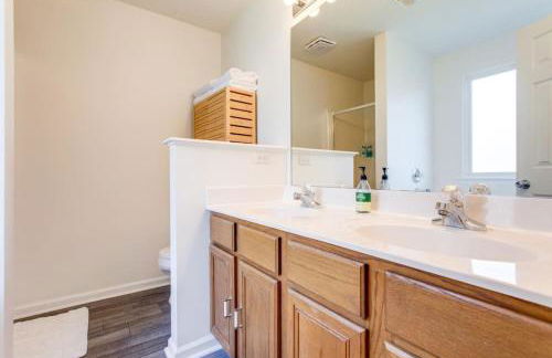 Game Room Fenced backyard Sleeps 10 Fire Pit - Photo 30