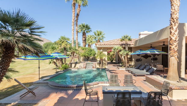 Moonshine by Avantstay Modern Stylish Estate w Bar Fire Pit Hot Tub 5 bd - Foto 3, Habitación