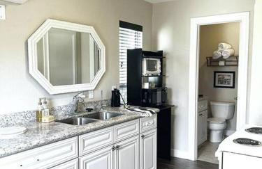 Quiet, Cozy Guesthouse with privacy - Photo 3