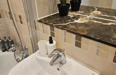 Executive E15 Apartment - Skyline Terrace & Free Private Parking - 5-min Walk to Abba Arena - Foto 13