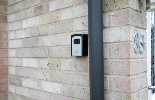 Charming Home - Free Parking - Private Garden - Pass the Keys - Foto 8