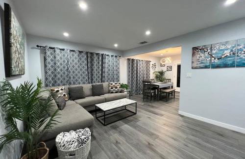 Adorable 2BR-2BA House with EV & Free Parking and Family Friendly in Los Angeles - Photo 6