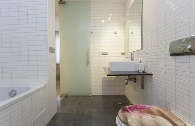 Modern Apartment in the City Center - Photo 12