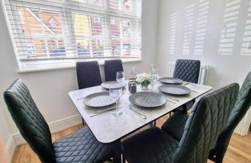 Spacious 4BR House Sleeps 8 with Free Parking, Contractor Friendly, Near Basildon Hospital & London Links - Foto 8