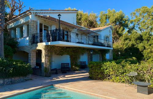 Prestigious villa in Cannes with stunning sea views - Photo 1