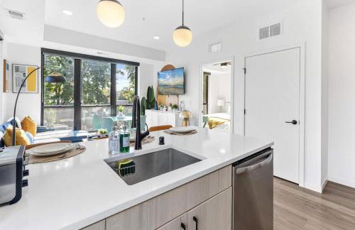 Lux 2BD Gym Rooftop Street Parking by DT UMN - Foto 26