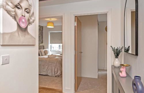 SUPERIOR AIRPORT SUITE, FREE Parking, Stylish, BALCONY, Two Bathrooms, Close To Airport, Station & Centre - Foto 7