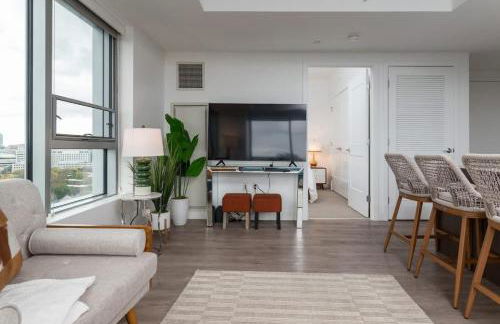 High Rise Retreat w City Skyline Views Shared Gym - Photo 15