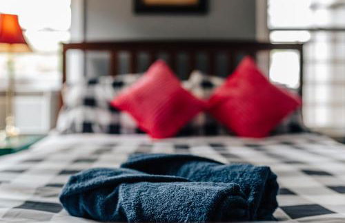 Cozy stay at Twin Treehouse in UT, Moody with Free parking - Photo 27