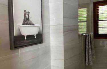 Pocono Hideout Family Home with Hot Tub Deck Sunroom Pool Big Bass Lake Larsen Lake Gouldsboro Clifton Township - Foto 11