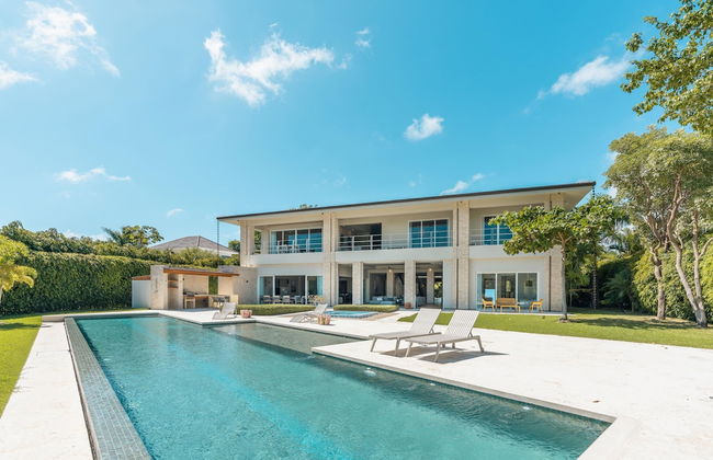 Spacious Villa w Pool Garden Views - Photo 1