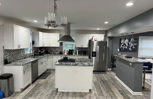 Stylish and Modern Large Bedroom - Foto 9