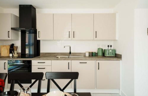 Large 4BR House Leeds, Contractor Friendly - Photo 13