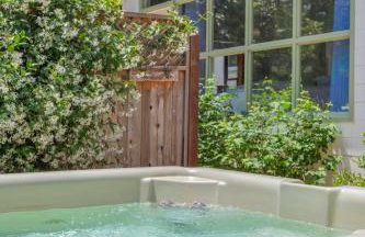 Serene Retreat with Hot Tub - Fire Pit - Deck - Foto 49