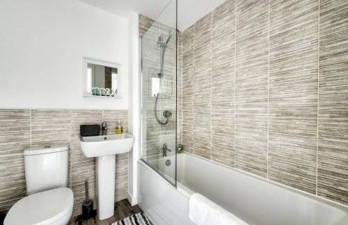 2-Bedroom Holiday Home With Private Garden & Parking - Foto 16