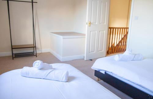 4x Bed Elegant Home with Parking - Photo 12